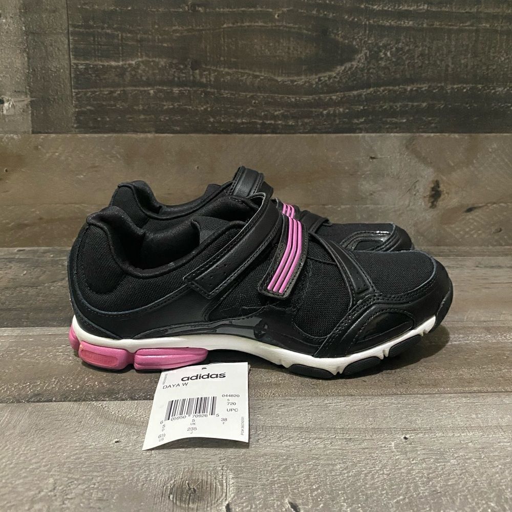 Adidas daya women’s 6.5 NEW